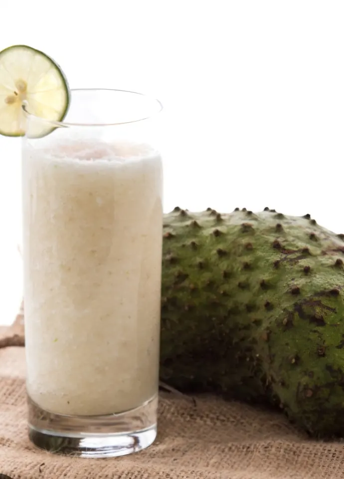 Soursop juice with ginger and lime